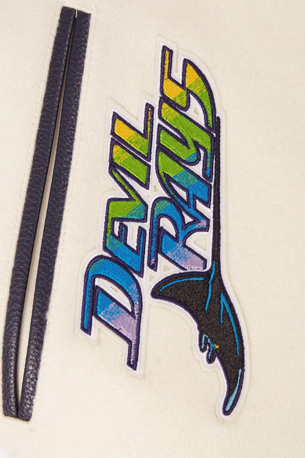 CHAQUETA UNIVERSITARIA CLÁSICA RETRO DE LANA ACANALADA PARA HOMBRE MLB TAMPA DEVIL RAYS (BLANCO HUESO/ AZUL MARINO NOCTURNO)