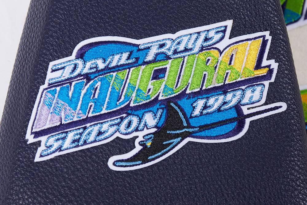 CHAQUETA UNIVERSITARIA CLÁSICA RETRO DE LANA ACANALADA PARA HOMBRE MLB TAMPA DEVIL RAYS (BLANCO HUESO/ AZUL MARINO NOCTURNO)