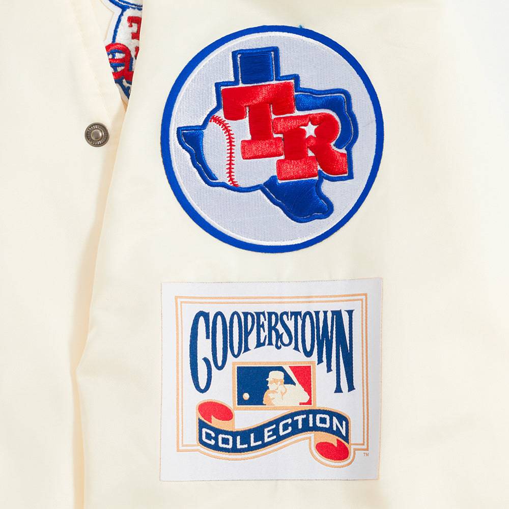 CHAQUETA RETRO CLÁSICA DE SATÉN CON CANALÉ PARA HOMBRE MLB TEXAS RANGERS (BLANCO HUESO/AZUL REAL)