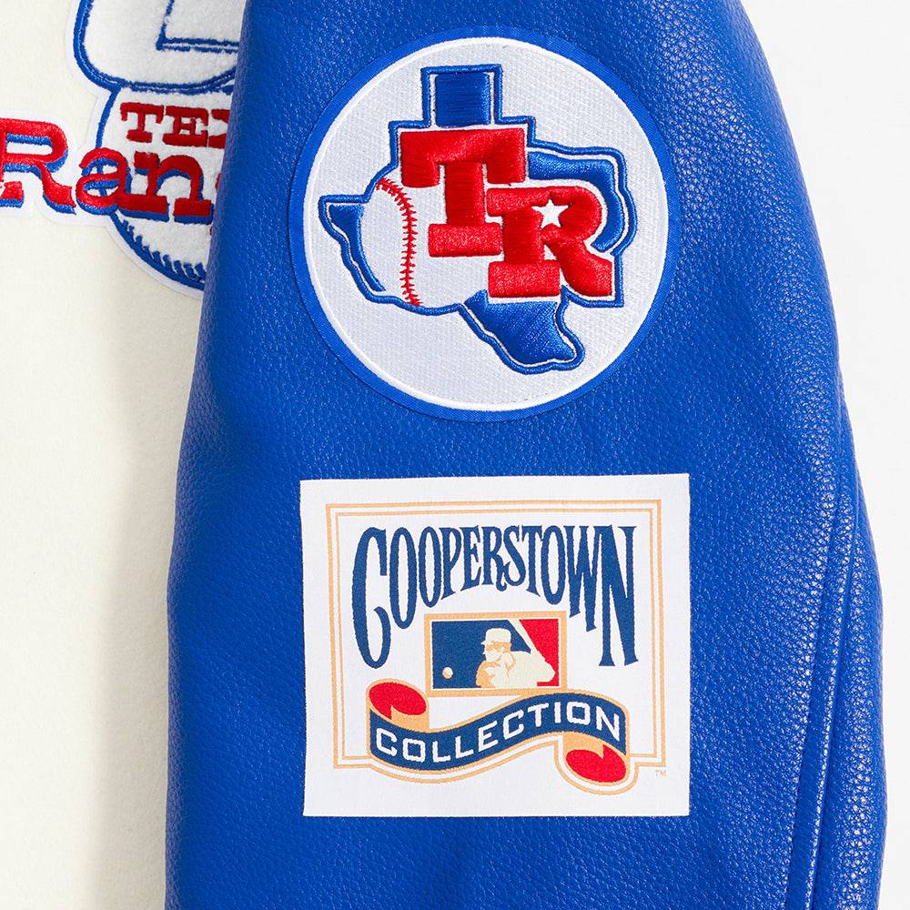 CHAQUETA UNIVERSITARIA DE CANALÉ PARA HOMBRE MLB TEXAS RANGERS RETRO CLÁSICA (BLANCO HUESO/AZUL REAL)